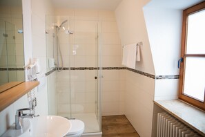 Standard-Doppelzimmer, eigenes Bad | Badezimmer