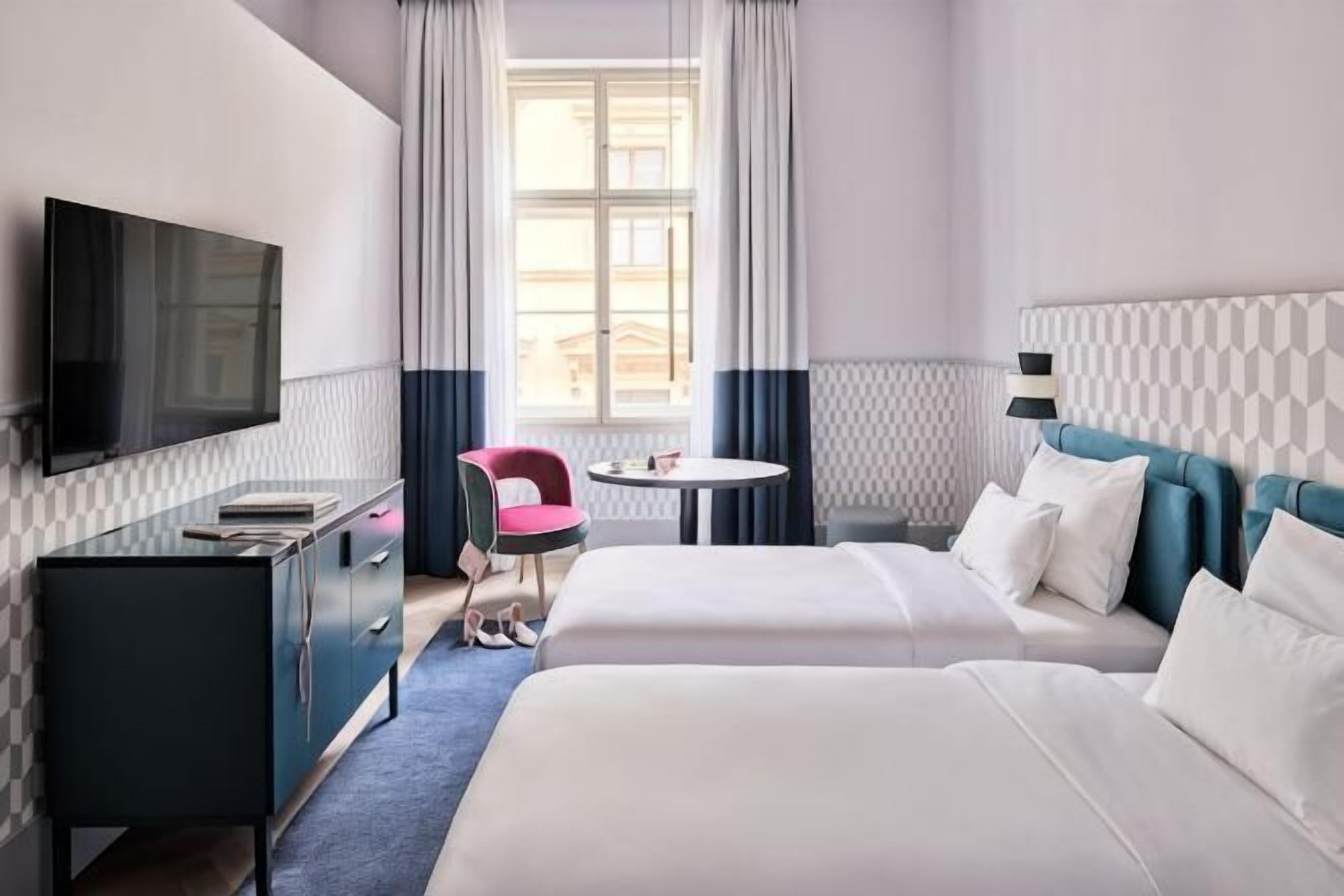 Ropa de cama hipoalergénica, minibar, caja fuerte y escritorio