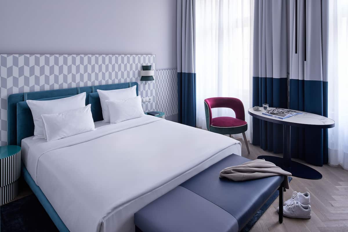 Hypo-allergenic bedding, minibar, in-room safe, desk