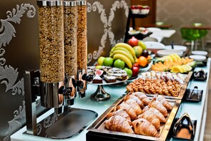 بوفيه فطور مجانًا يوميًا