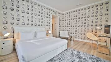 Minibar, pengeskab på værelset, individuelt design, skrivebord