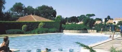 2 hồ bơi ngoài trời