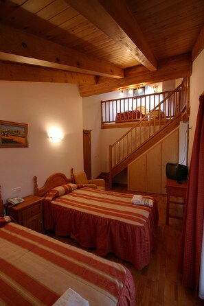 Chambre Quadruple | Bureau, lits bébé (gratuits), Wi-Fi gratuit