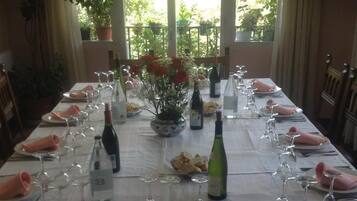 Se sirven desayunos, comidas, cenas y cocina local