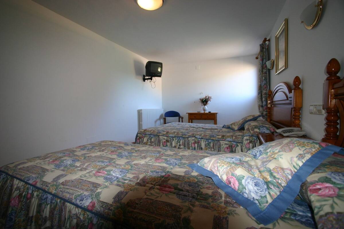 Driepersoonskamer | Een bureau, gratis babybedden, gratis wifi
