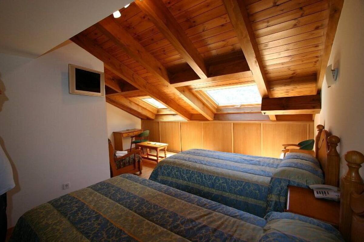 Een bureau, gratis babybedden, gratis wifi