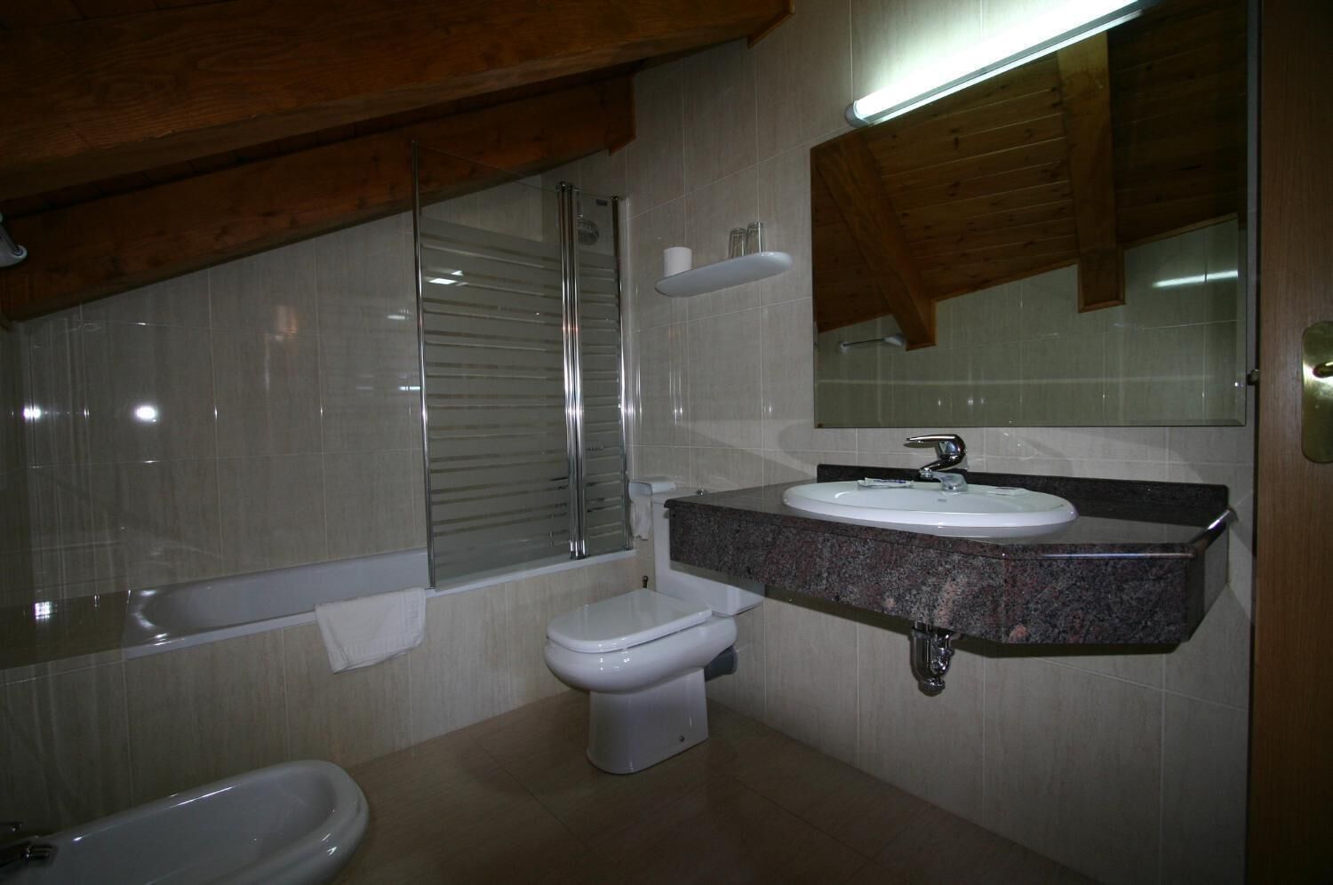 Een bad, gratis toiletartikelen, een bidet, handdoeken