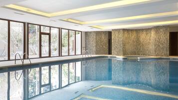 Piscina coperta, piscina all'aperto, lettini