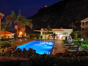 Innenpool, Außenpool, Sonnenschirme, Liegestühle