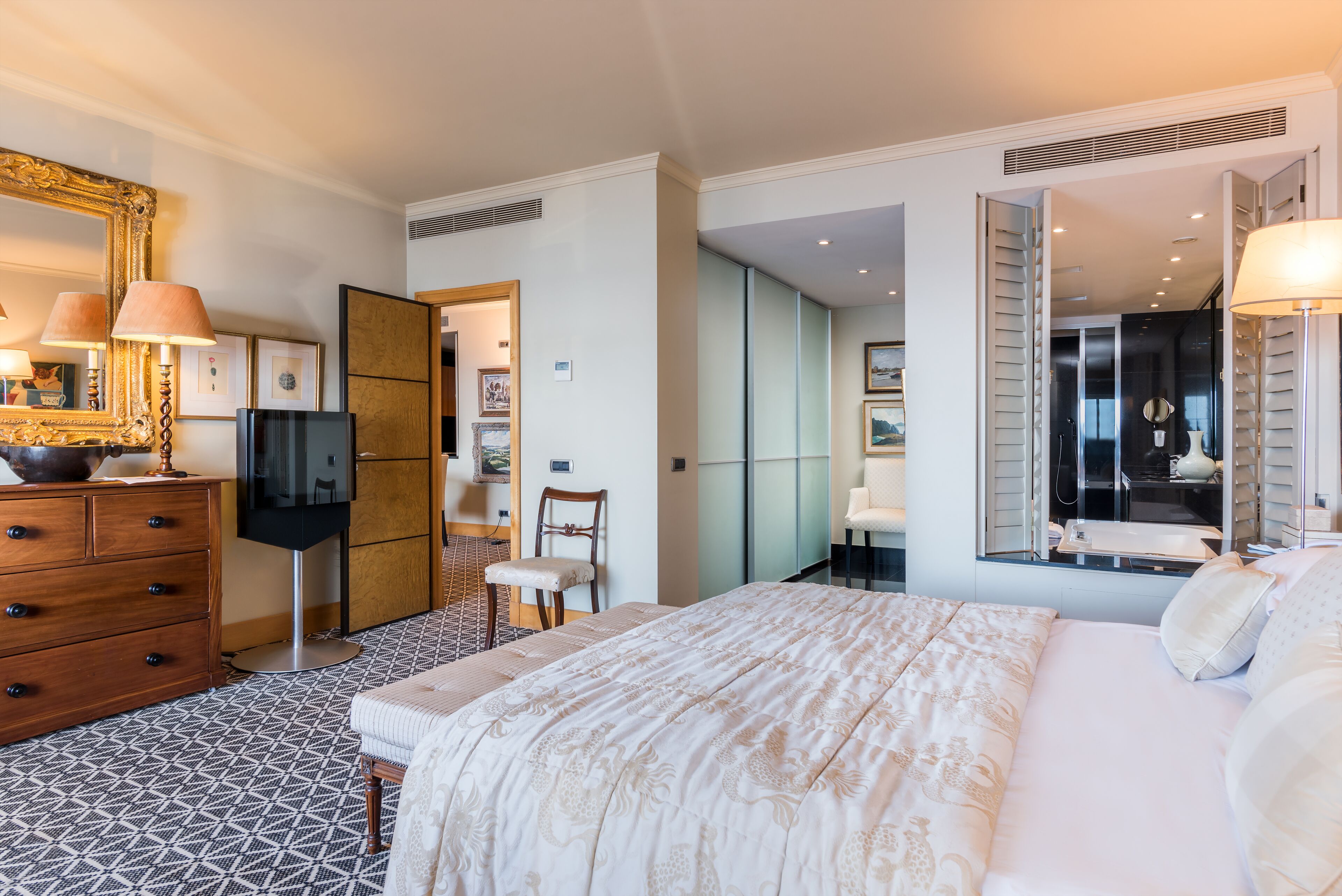 penthouse rooftop suite | 1 bedroom, minibar, in-room safe, desk