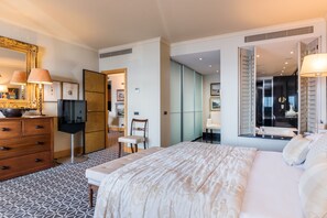 Penthouse Rooftop Suite | Minibar, in-room safe, desk, laptop workspace