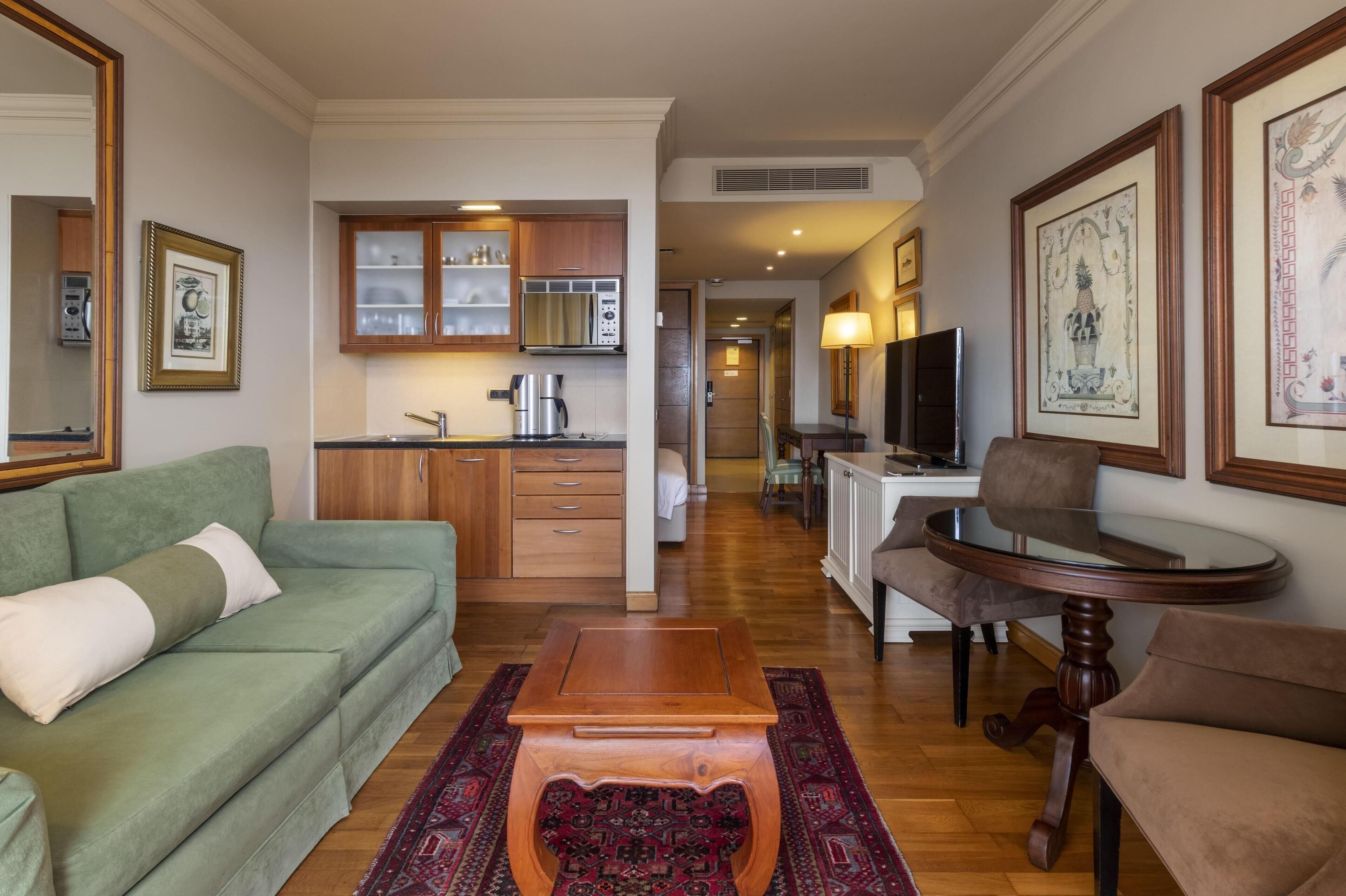 Minibar, coffres-forts dans les chambres, bureau