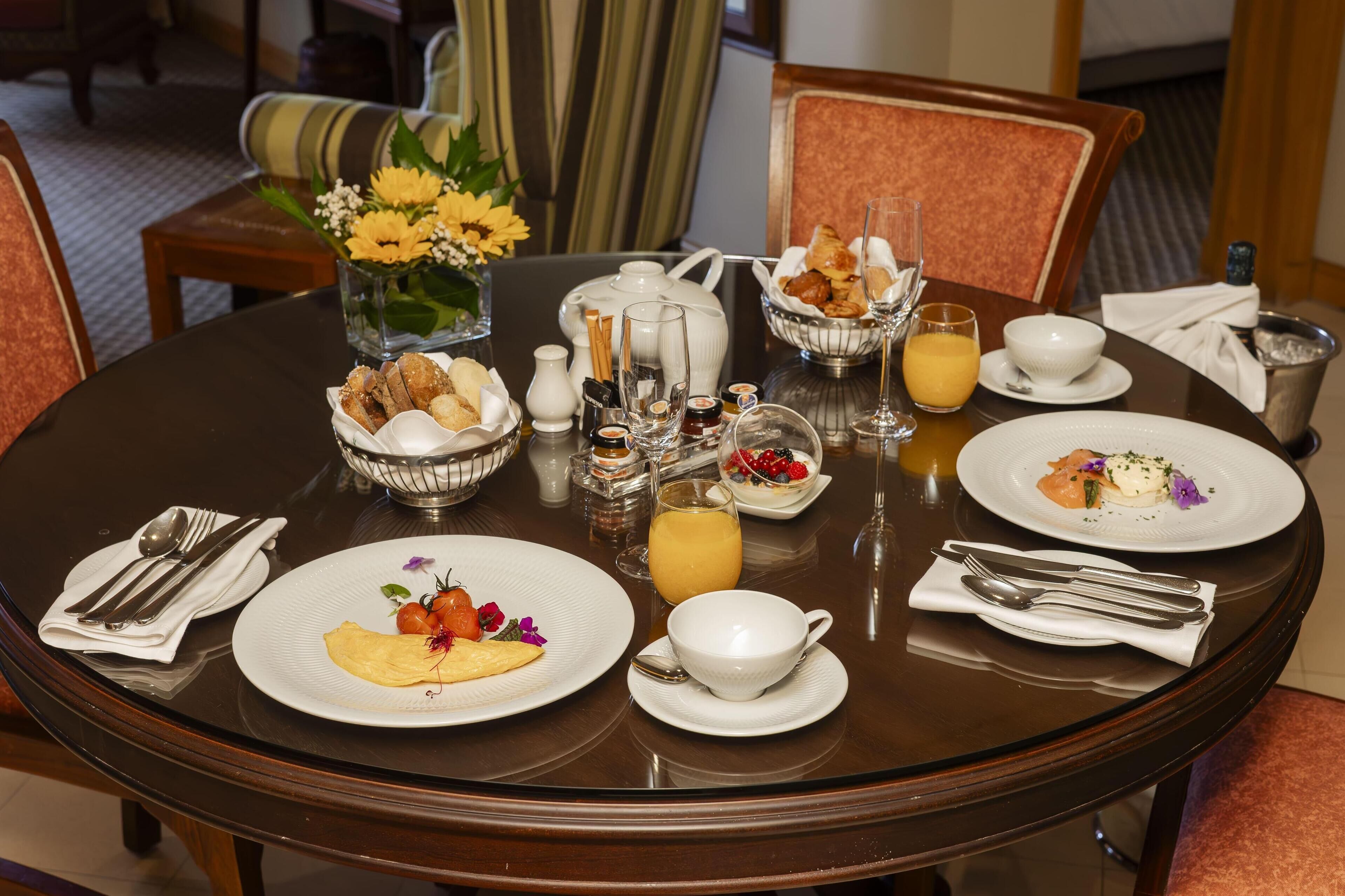 breakfast, lunch and dinner served