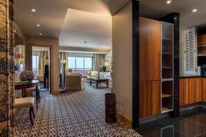 Penthouse Rooftop Suite | Private kitchen | Coffee/tea maker, electric kettle, cookware/dishes/utensils