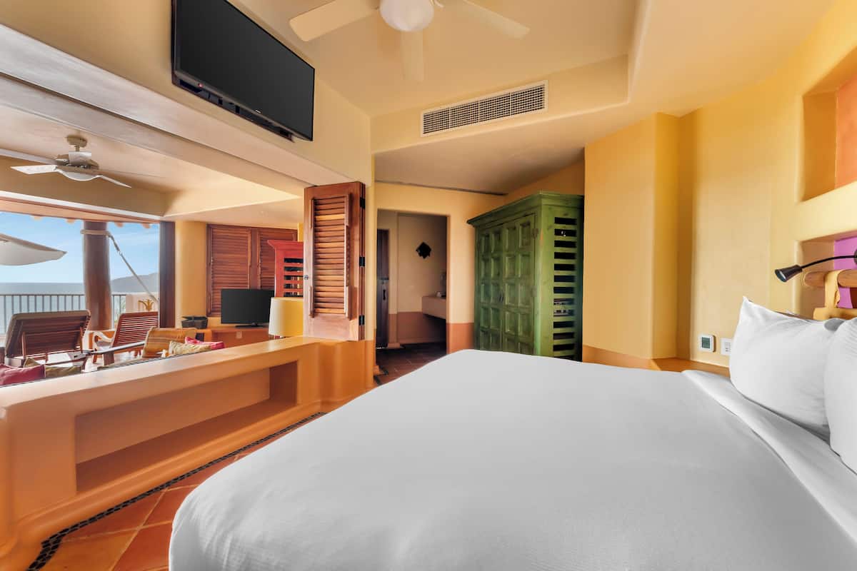2 BEDROOM OCEAN VIEW 1 KING 1TWIN 1DOUBLE STE | 2 bedrooms, in-room safe, individually decorated, bed sheets