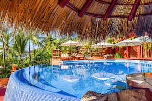 2 piscinas al aire libre, sombrillas, sillones reclinables de piscina