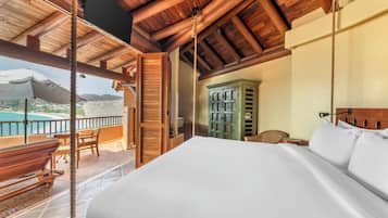 STUDIO OCEAN VIEW KING WITH PLUNGE POOL | 2 bedrooms, in-room safe, individually decorated, bed sheets