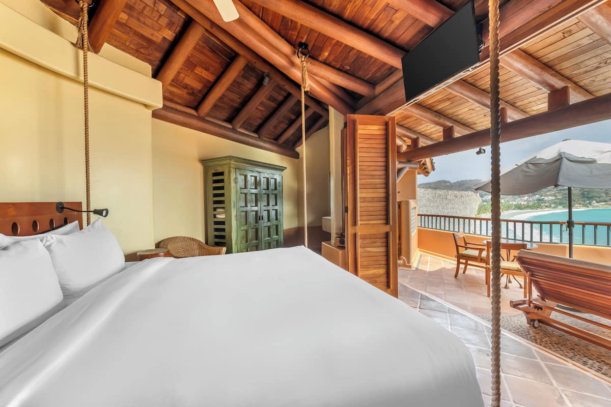 STUDIO OCEAN VIEW KING WITH PLUNGE POOL | 2 bedrooms, in-room safe, individually decorated, bed sheets