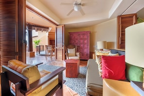 3 BEDROOM 2 KING 2 BUNK BEDS BILEVEL SUITE | Living area