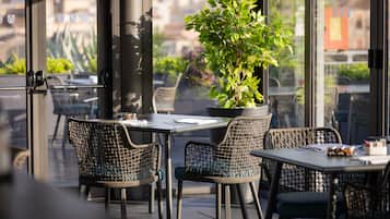 Melayani makan siang dan makan malam dengan santap malam alfresco