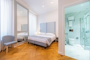 Habitación triple | Edredones de plumas, minibar, caja fuerte y escritorio