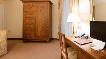 Quadruple Room | Minibar, in-room safe, desk, free WiFi