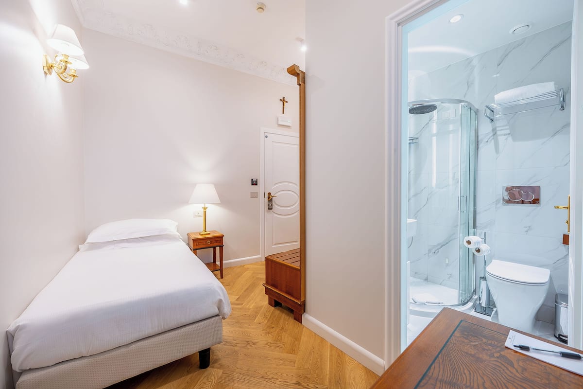 Singola Standard | Copriletto in piuma, minibar, una cassaforte in camera, una scrivania