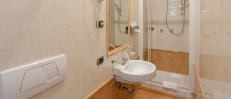 Shower, perlengkapan mandi gratis, pengering rambut, dan handuk