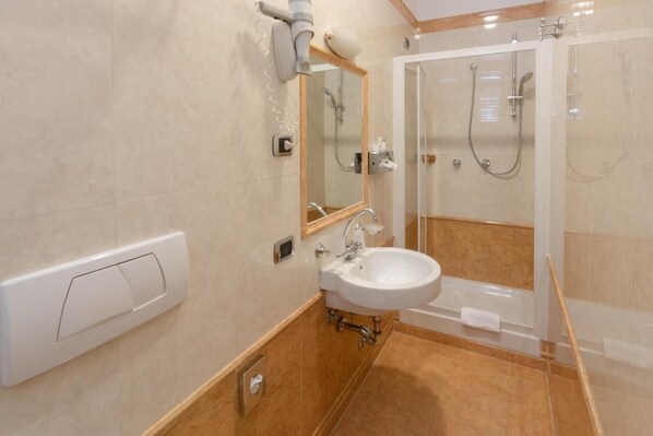 Douche, articles de toilette gratuits, sèche-cheveux