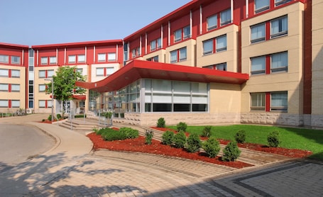 BBQ/picnic Area. Residence & Conference Centre - Oakville