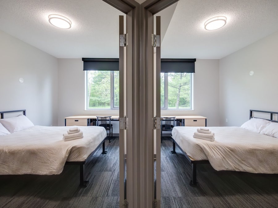 Standardzimmer, 2 Doppelbetten | 2 Schlafzimmer, Schreibtisch, laptopgeeigneter Arbeitsplatz