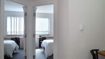 Habitación estándar, 2 camas matrimoniales | 2 habitaciones, escritorio y espacio para trabajar con laptop