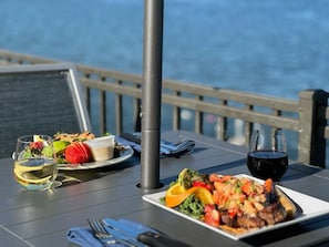 Petit-déjeuner, déjeuner et dîner servis sur place