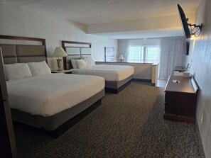 Pillow-top beds, desk, blackout curtains, soundproofing - The Georgian Lakeside Resort (Lake George)