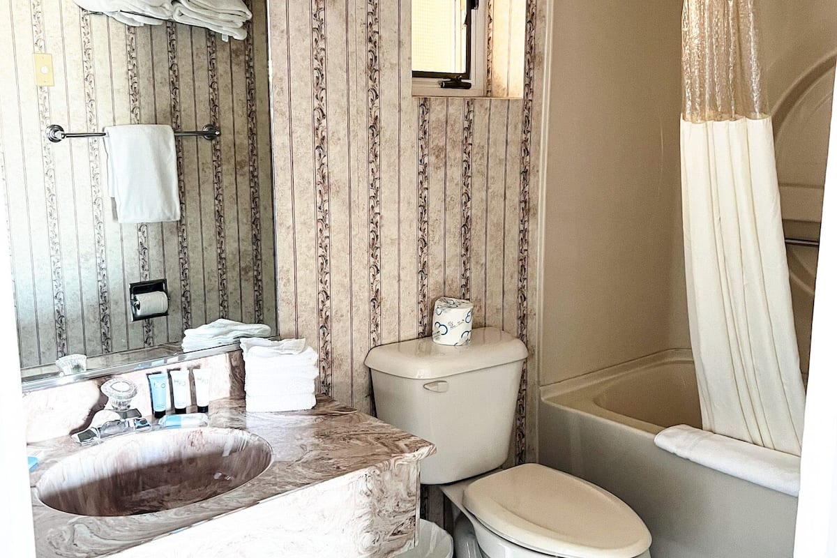 poolside room 2 queen beds | bathroom | combined shower/bathtub, free toiletries, hair dryer, towels