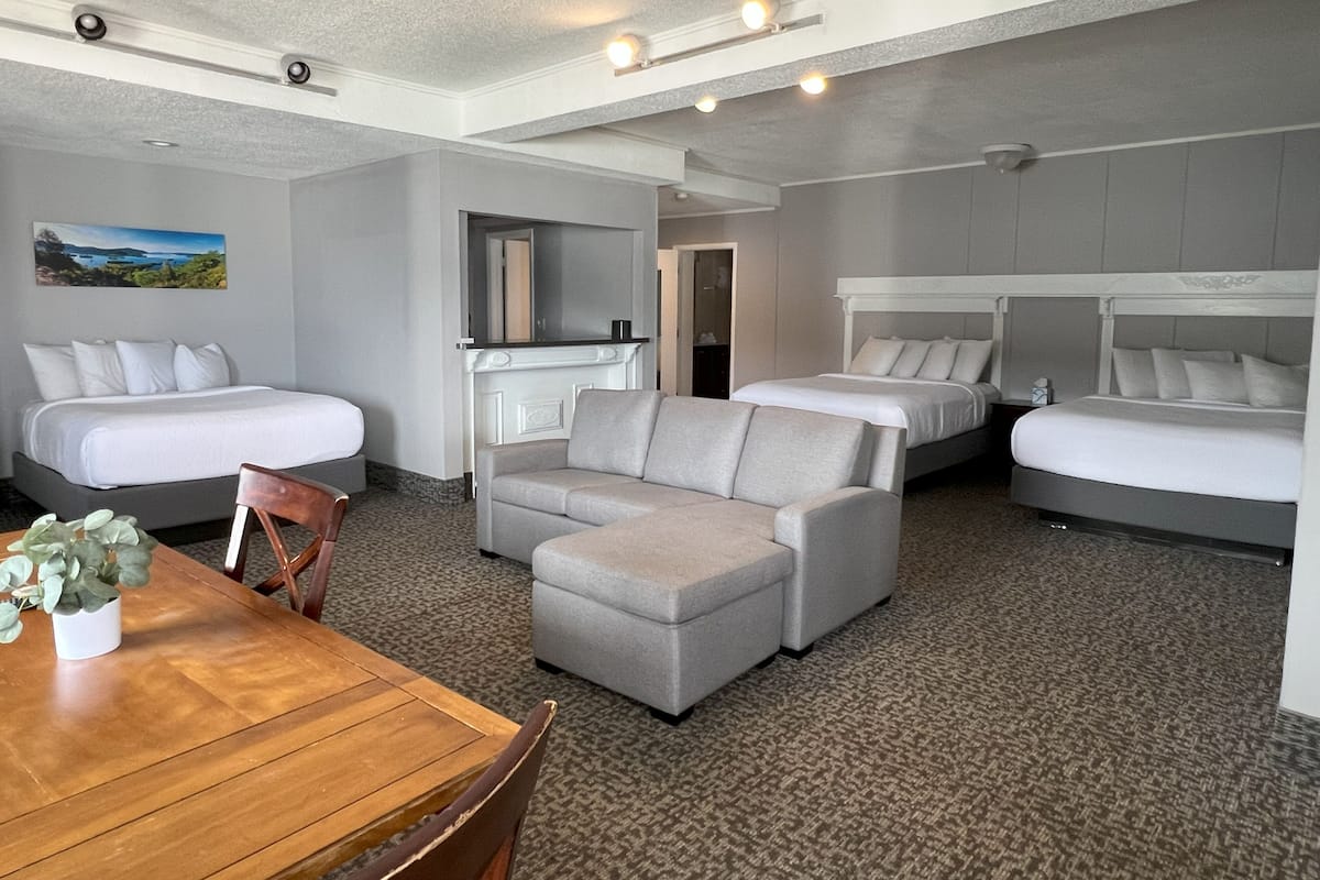 Kamer, aan het meer (Lakefront Family Suite, 3 Queen Beds) | 1 slaapkamer, pillowtop-bedden, verduisterende gordijnen