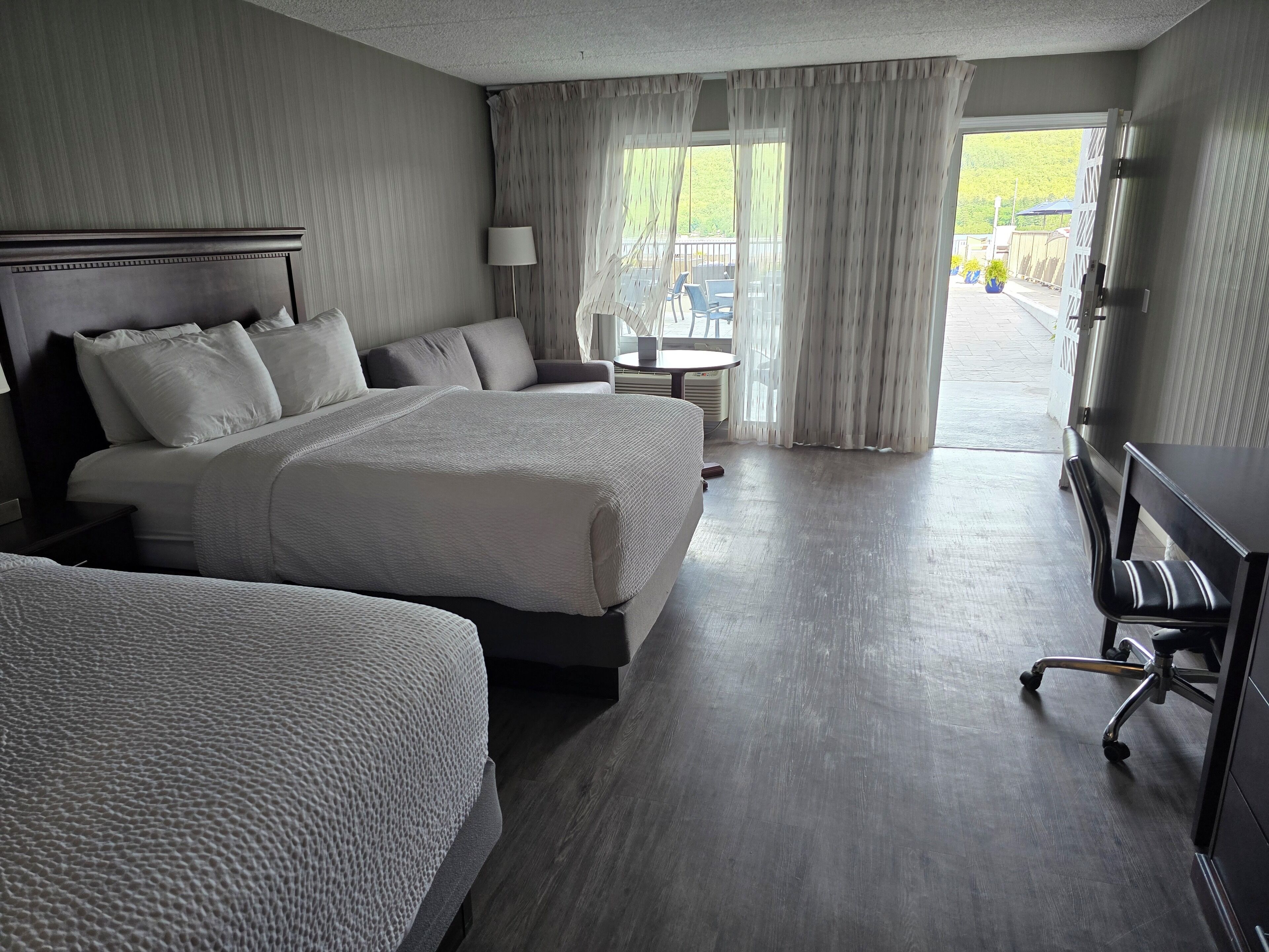 Room, Jetted Tub, Pool View