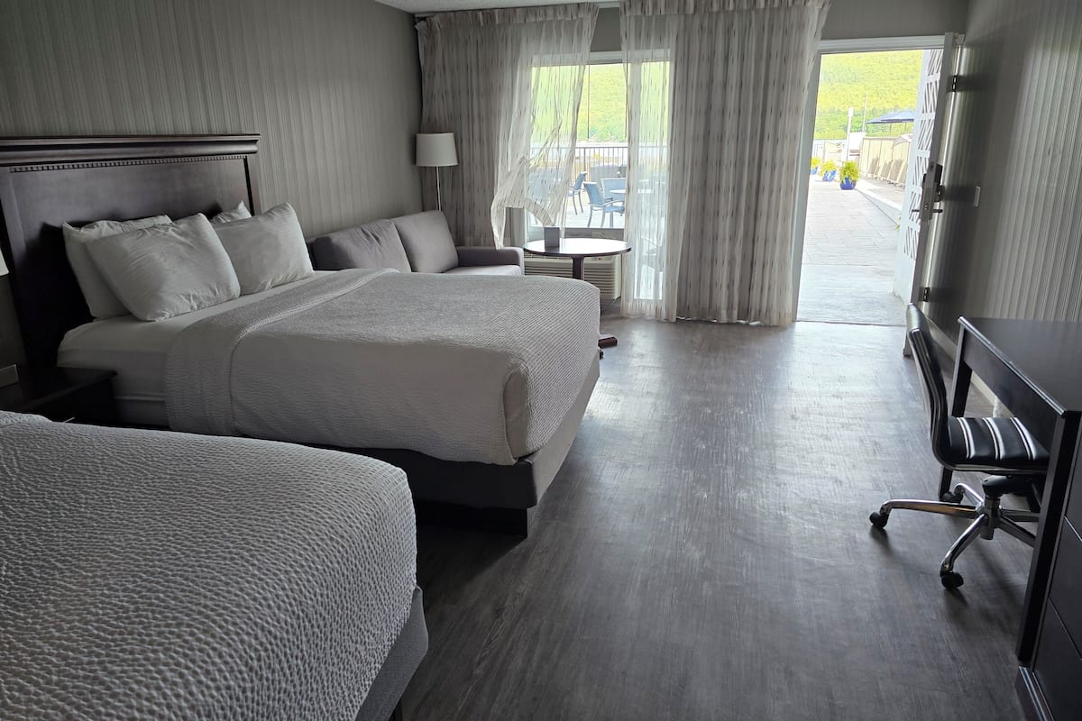 Room, Jetted Tub, Pool View