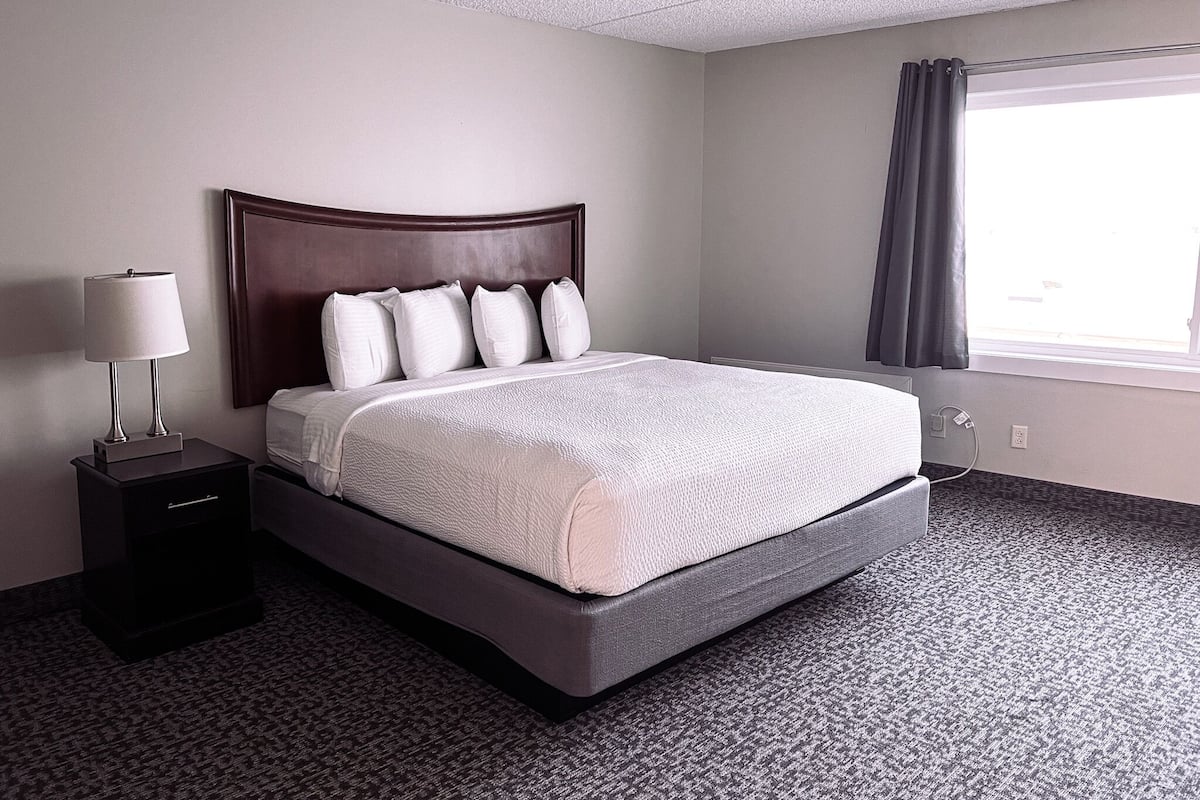 룸 (Best Value Room, 1 King Bed) | 필로우탑 침대, 책상, 암막 커튼, 방음 설비