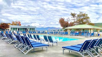 Piscine extérieure (ouverte en saison), chaises longues