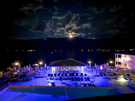 Bar (on property). The Georgian Lakeside Resort