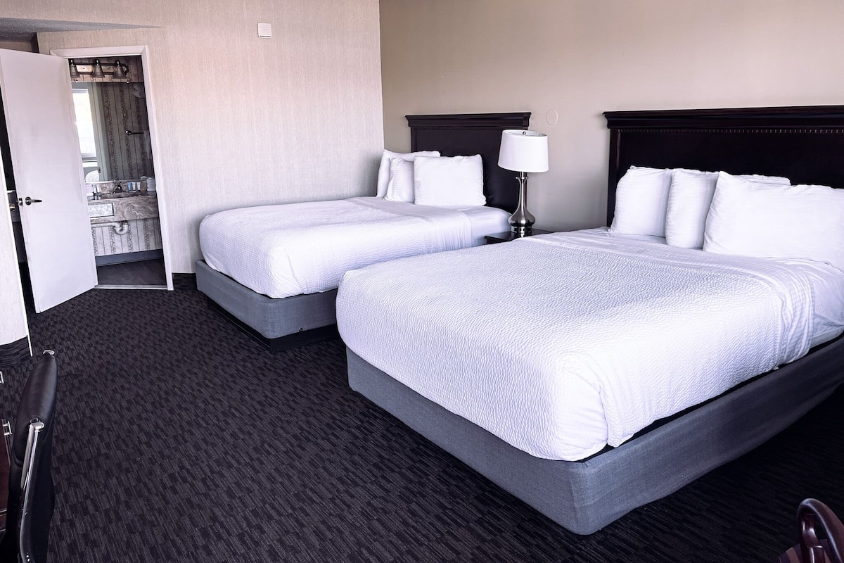 客房 (Poolside Room 2 Queen Beds) | 1 多间卧室、加厚床垫、遮光窗帘、隔音