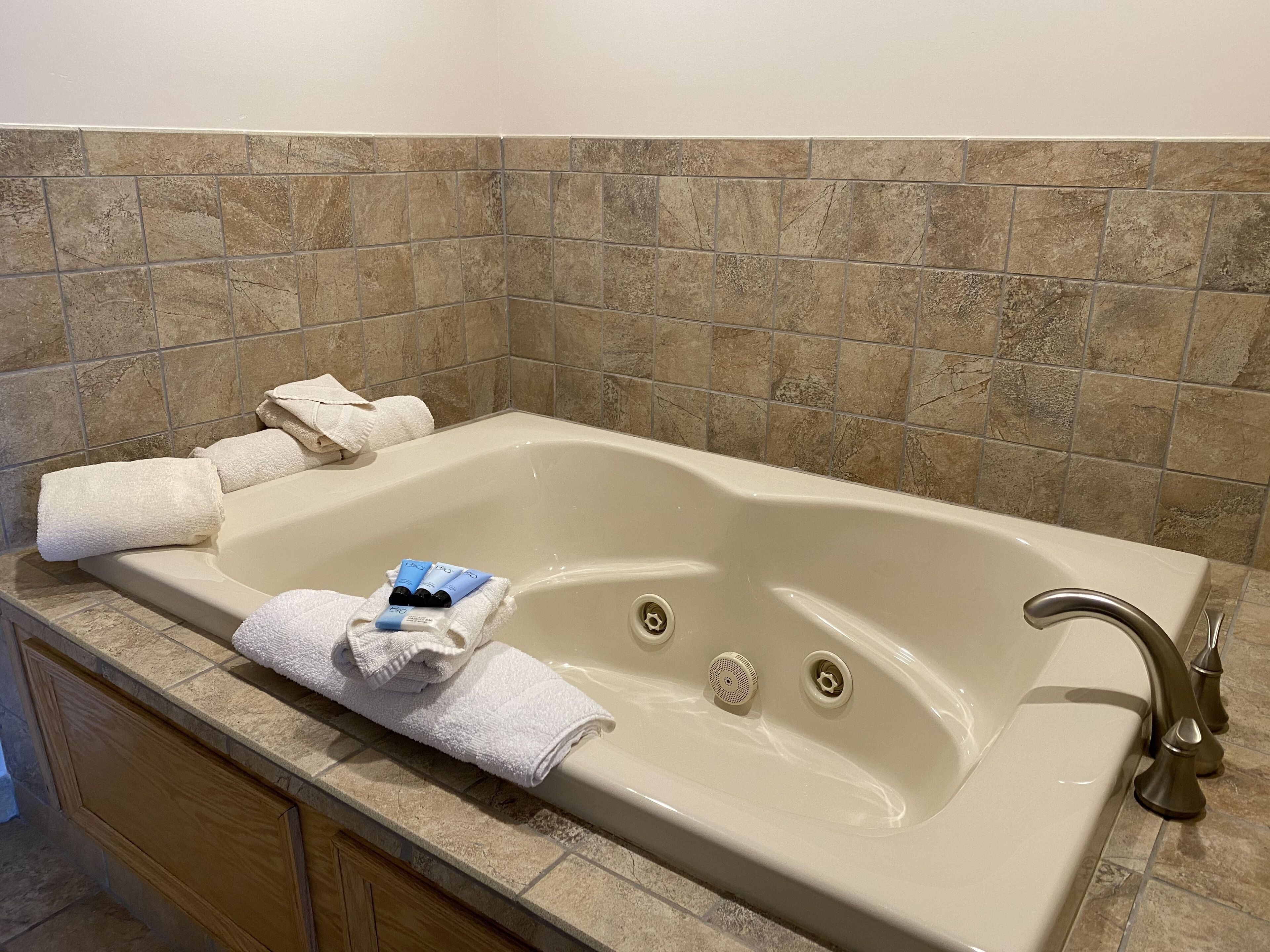 lakefront room 2 queen beds | bathroom | combined shower/bathtub, free toiletries, hair dryer, towels