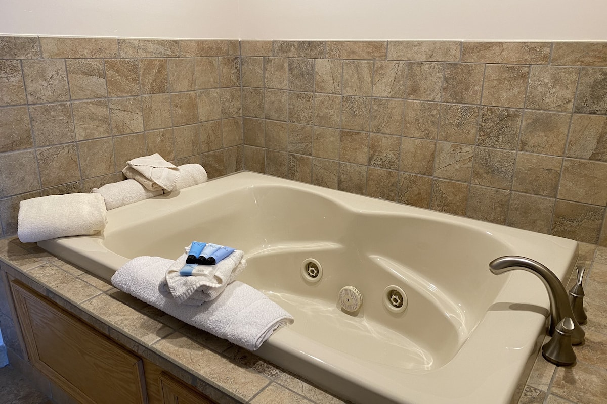 lakefront room 2 queen beds | bathroom | combined shower/bathtub, free toiletries, hair dryer, towels