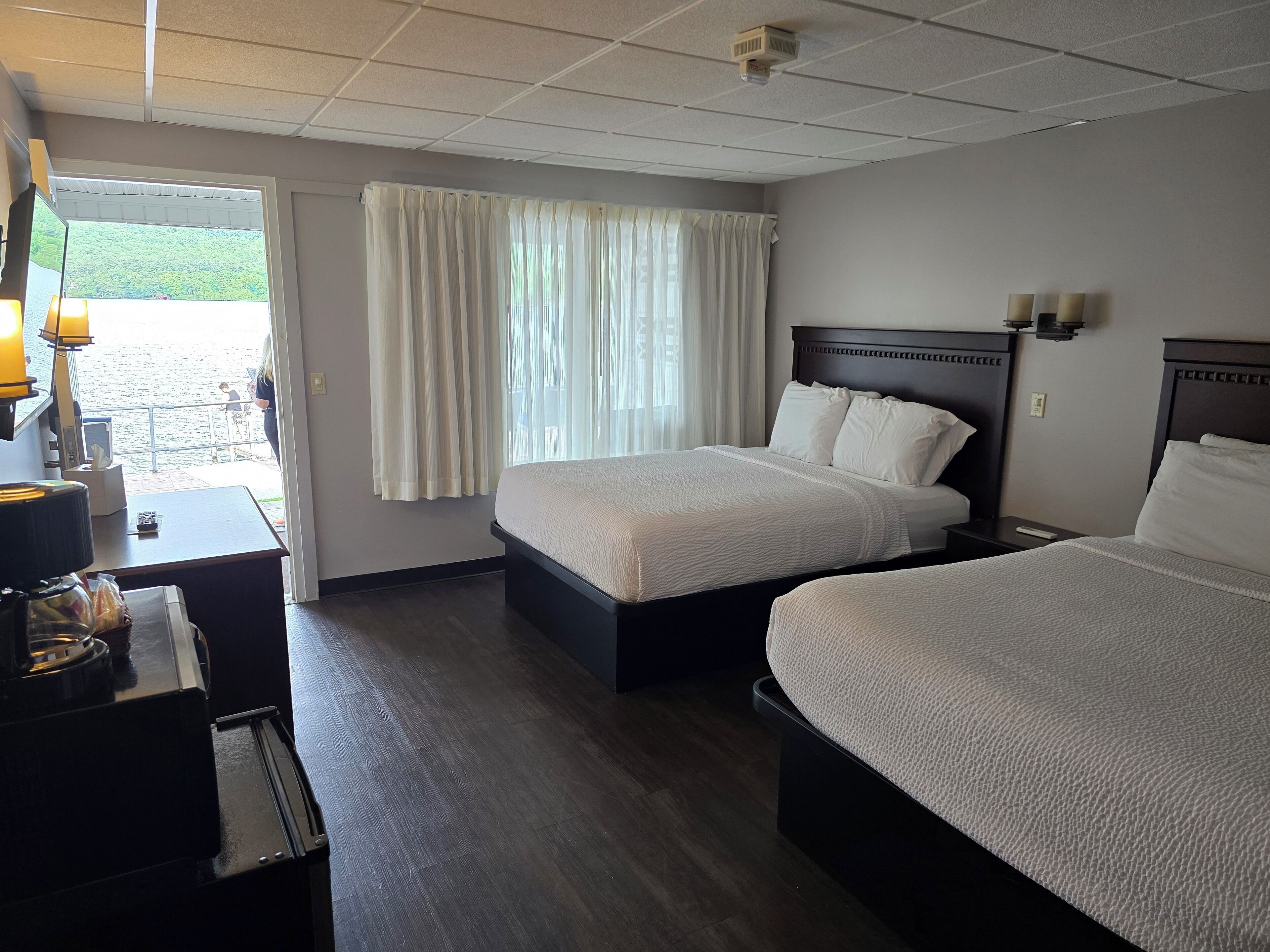 Lakefront Room 2 Queen Beds