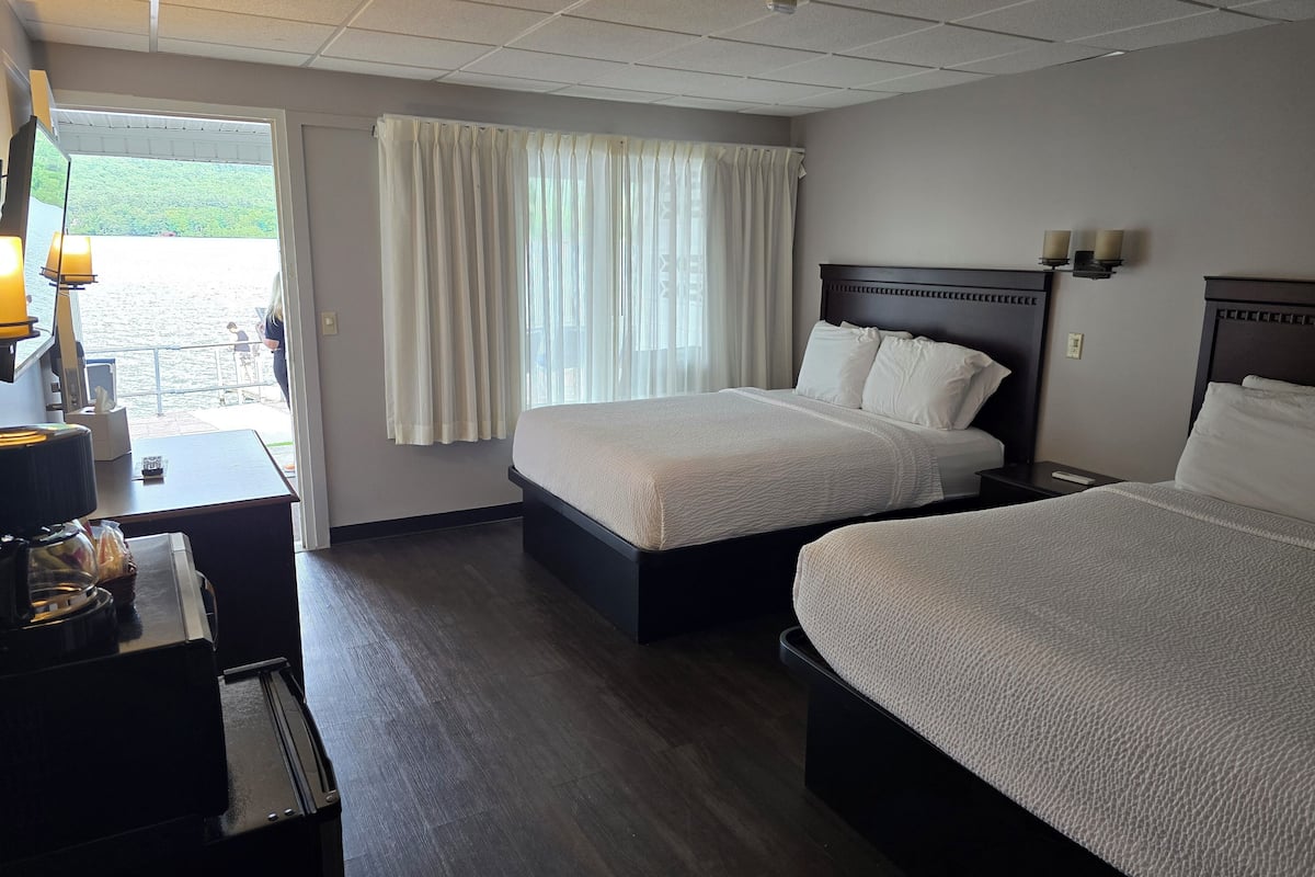 Lakefront Room 2 Queen Beds