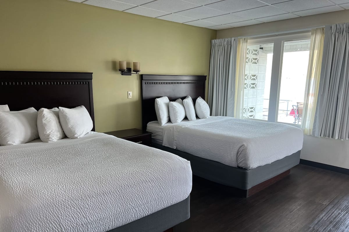 客房 (Lakefront Room 2 Queen Beds) | 1 多间卧室、加厚床垫、遮光窗帘、隔音