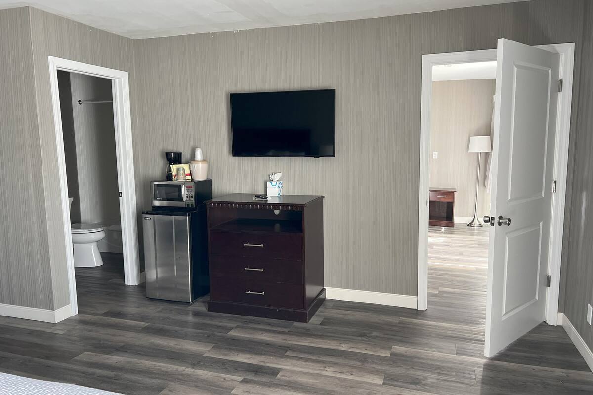 룸 (Two Room Suite, 2 Bedrooms) | 필로우탑 침대, 책상, 암막 커튼, 방음 설비