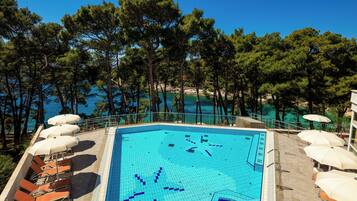 Indendørs pool, sæsonbestemt udendørs pool, liggestole
