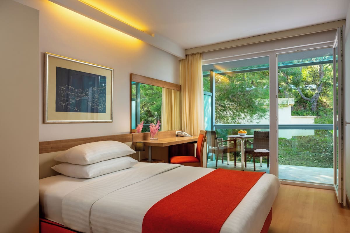 Economy Accessible Double Room with Balcony | Safe på rommet, skrivebord, barnesenger og wi-fi (inkludert)